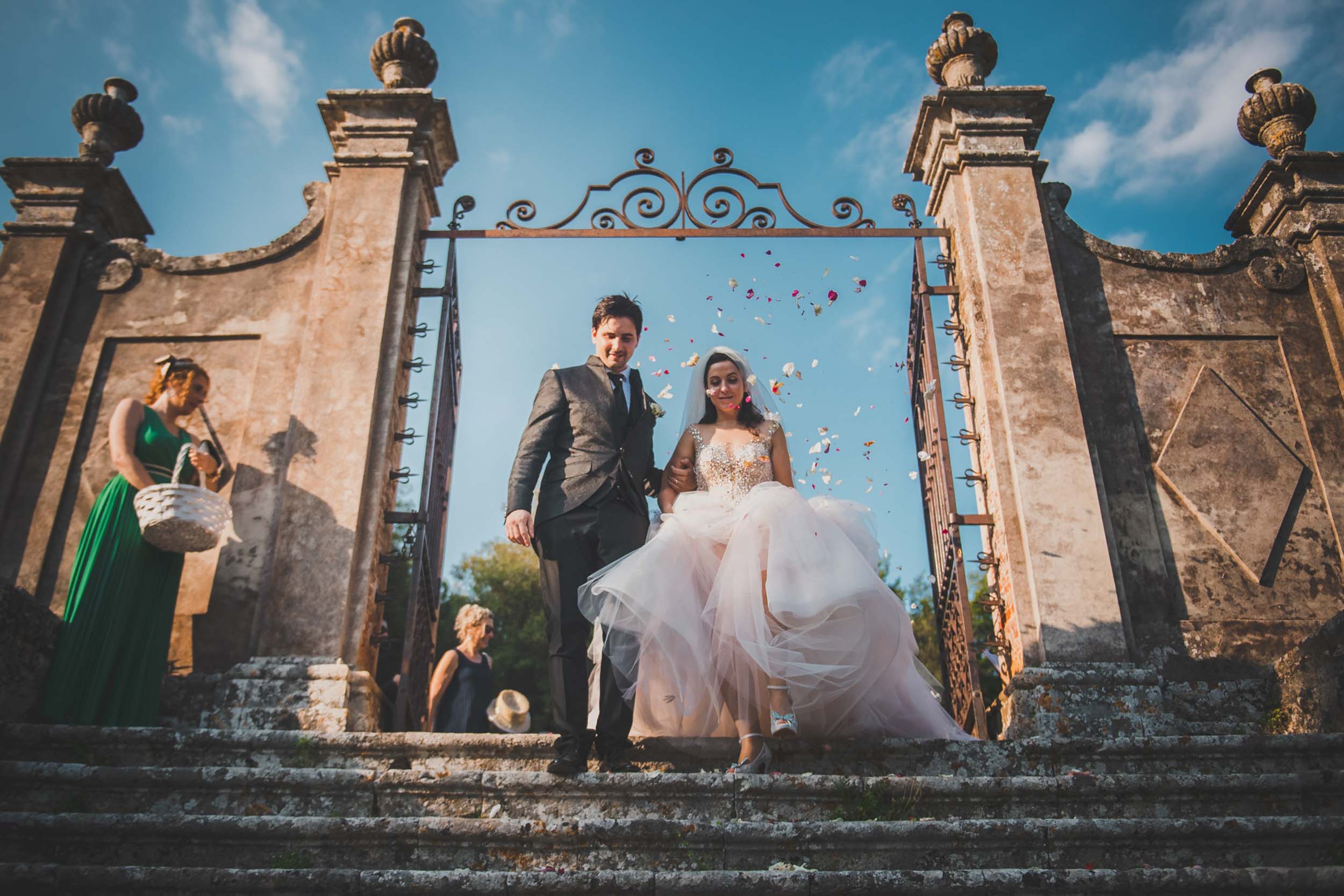 romantic wedding in tuscan castle