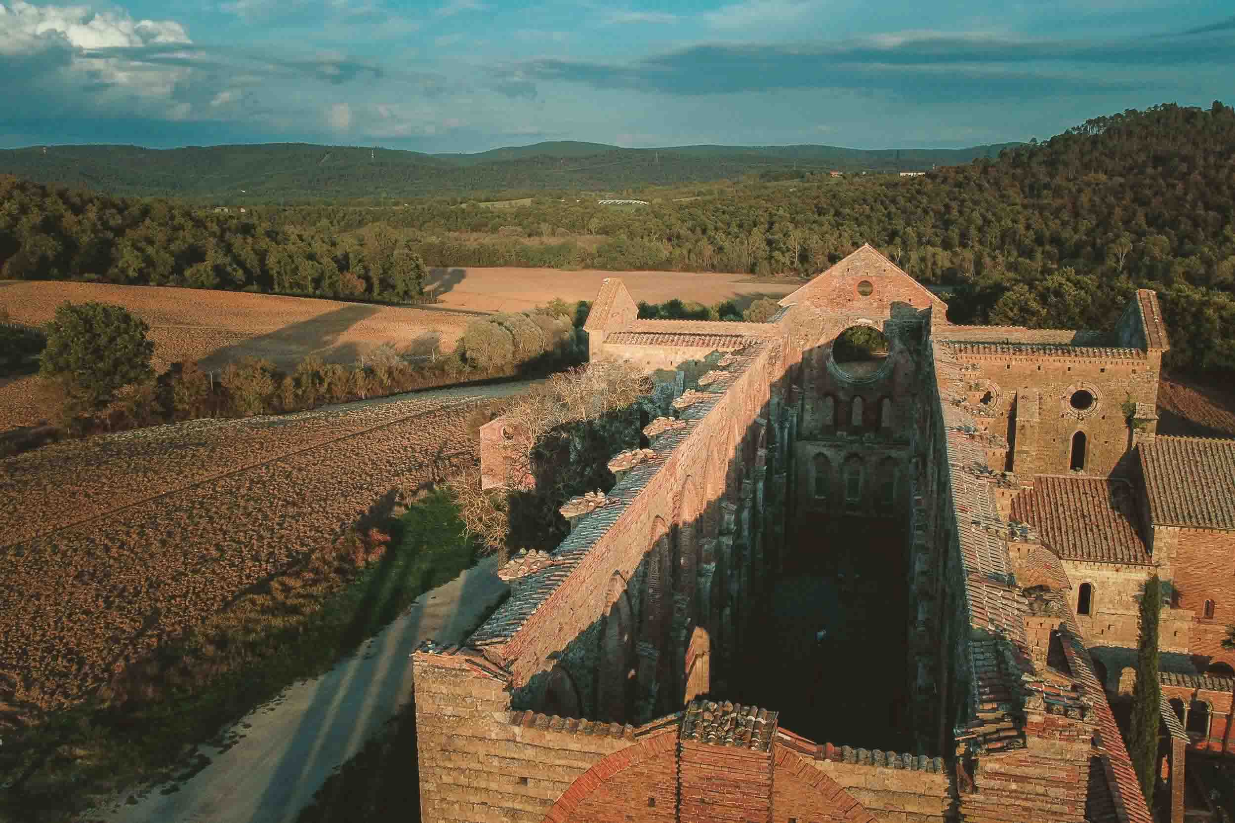 photo drone wedding san galgano abbey tuscany