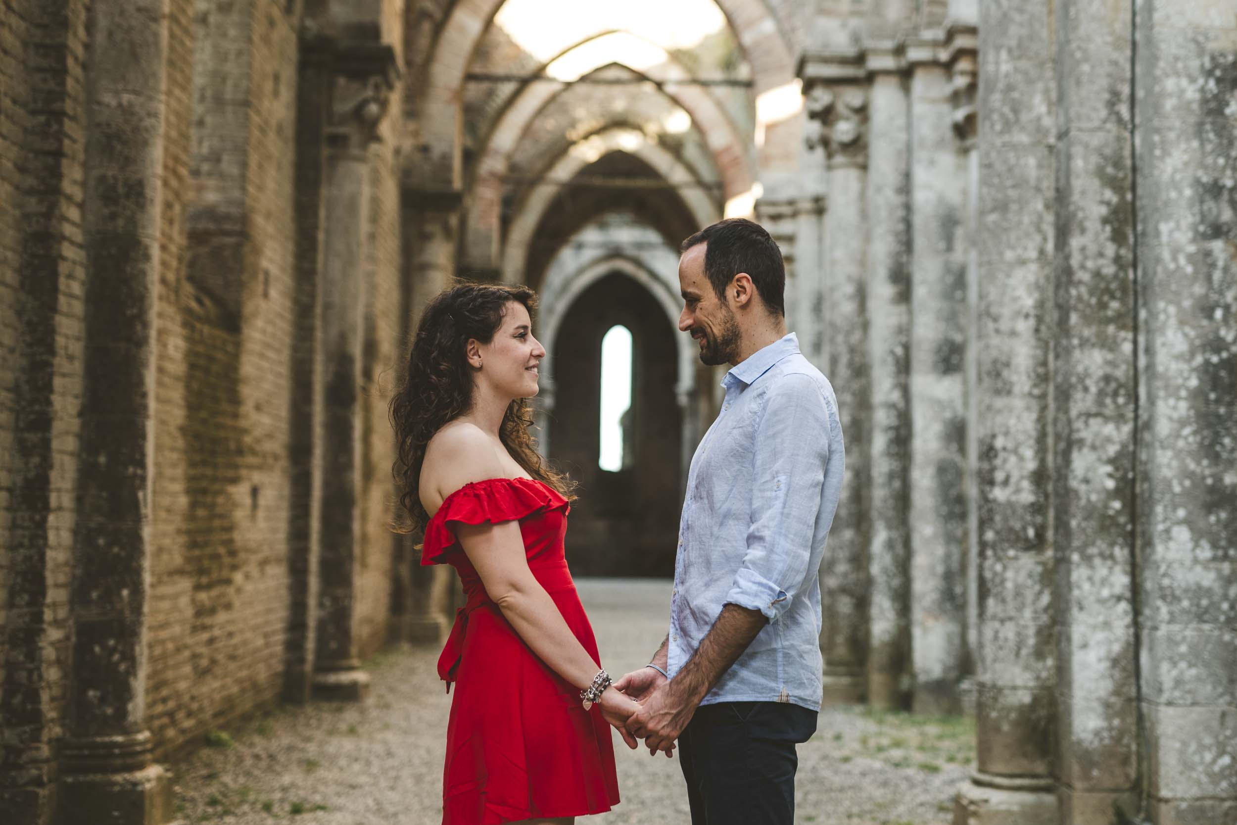 ENGAGEMENT PHOTOS IN SAN GALGANO ABBEY, TUSCANY